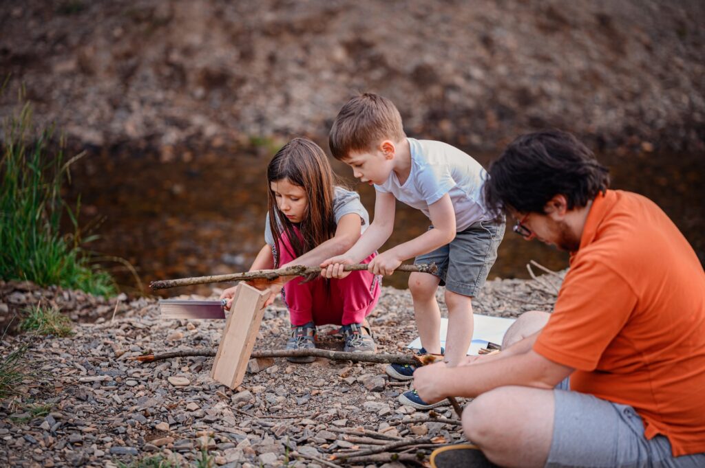copii construiesc cu bete
