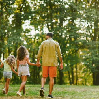 familie la plimbare in natura