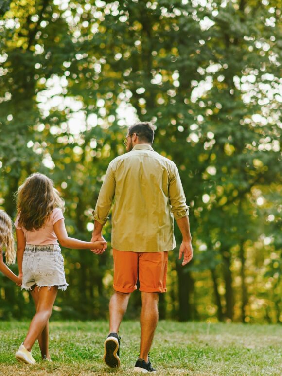 familie la plimbare in natura