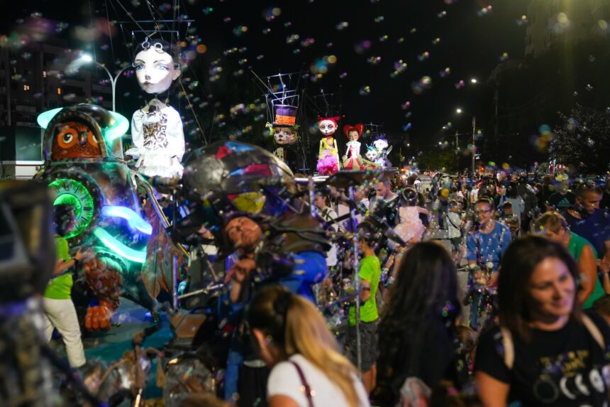 Parada Puppets Occupy Street Începe Puppets Occupy Street Fairy Tale Edition