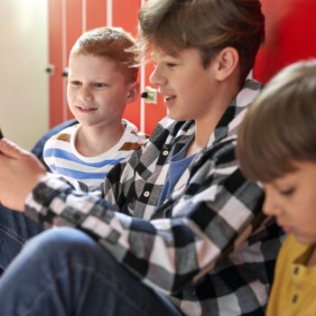 Copiii și ecranele: de ce Australia a spus „stop” la rețelele sociale sub 16 ani