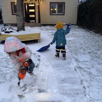 Copii care isi ajuta parintii