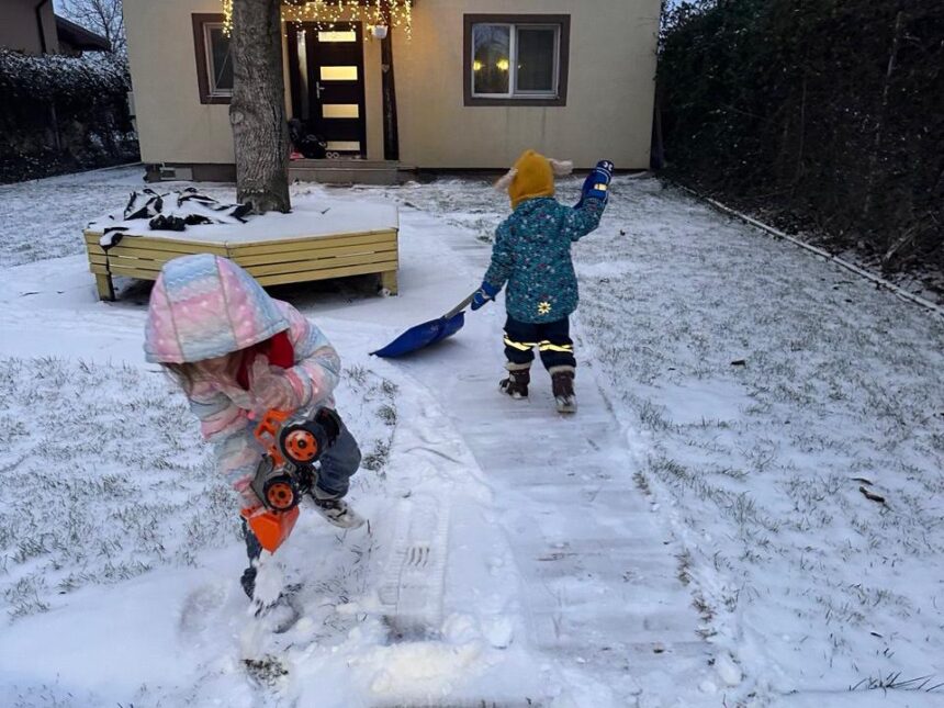 Emma si Noah curata aleea de zapada Copii care isi ajuta parintii