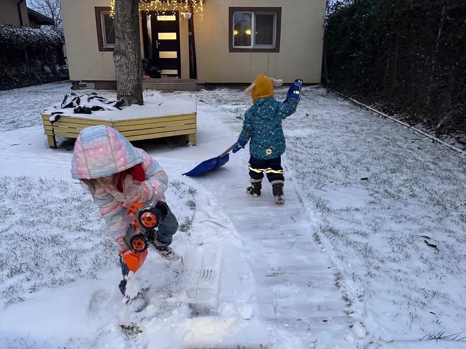 Copii care isi ajuta parintii