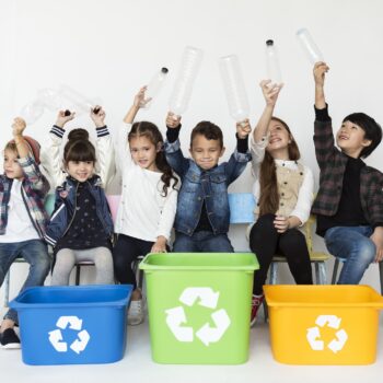 grup de copii care reciclează