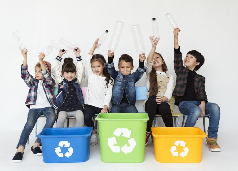 grup de copii care reciclează