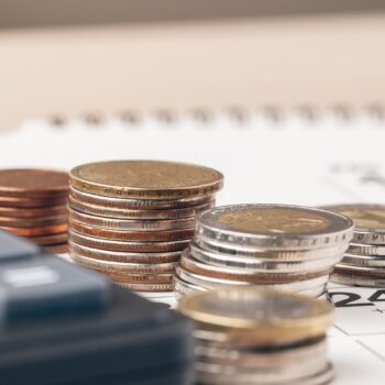 Ajutor sau condiție? monede bani alocatie copii sprijin financiar educatie familie