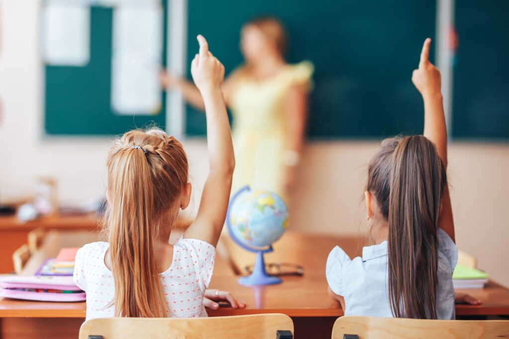 Copii la scoala, educatie si prezenta la cursuri