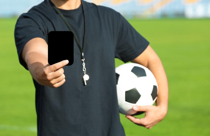 cartonas negru fotbal Cartonaș negru pentru părinți. Când cel care ar trebui să-și protejeze copilul ajunge să-l rănească