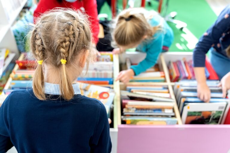 PISA 2025: Copiii noștri nu înțeleg ce citesc. Dar ne-am întrebat ce le dăm să citească?